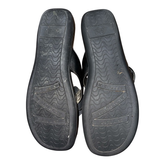 Life Stride Black and Gray Sandals with Flower Detail - Picture 5 of 5